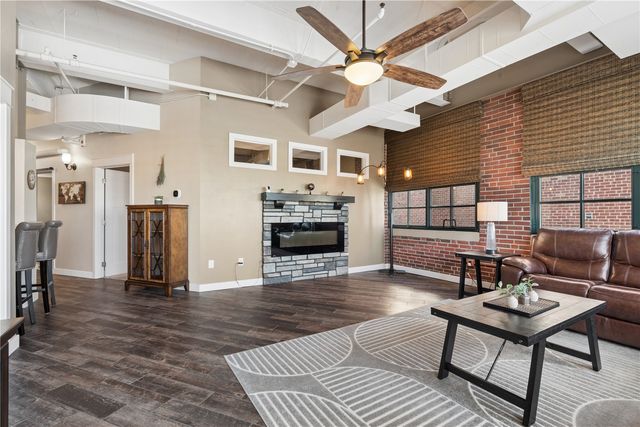 905 3rd St 405, Cedar Rapids, IA 52401