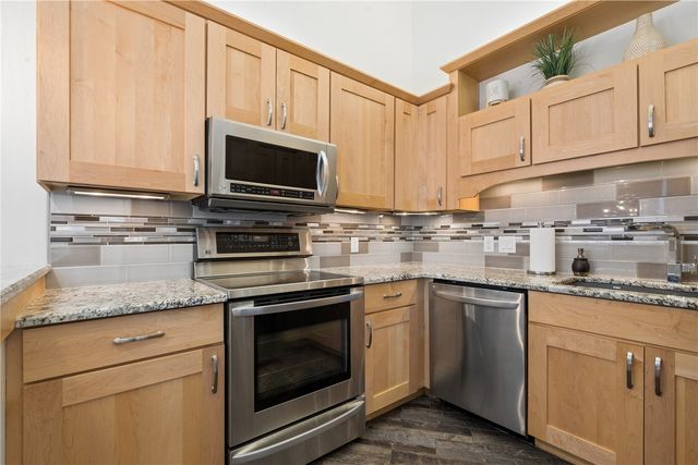 905 3rd St 405, Cedar Rapids, IA 52401
