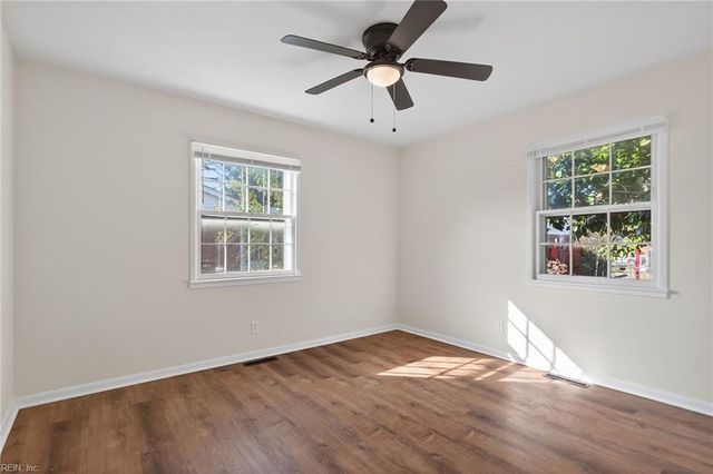 1214 Jamal LN W, Portsmouth, VA 23701