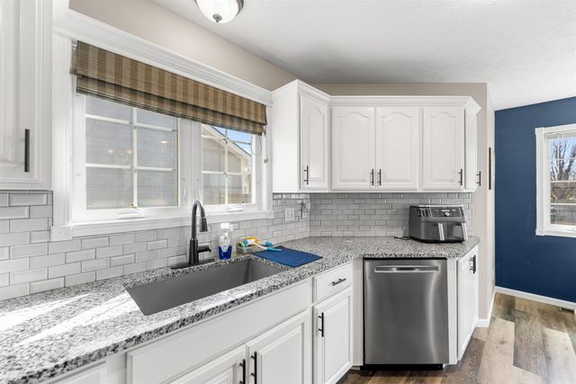 1702 Eaglecrest Rd, Salina, KS 67401