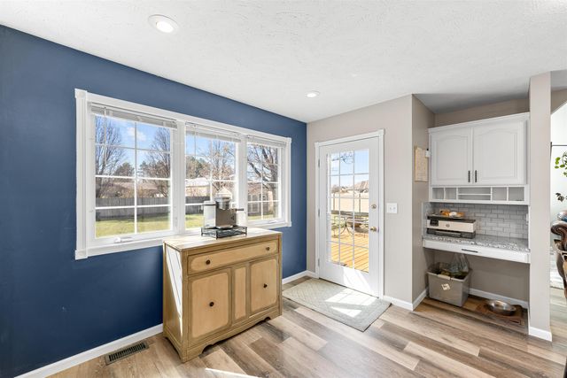 1702 Eaglecrest Rd, Salina, KS 67401