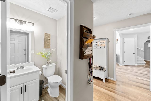 1702 Eaglecrest Rd, Salina, KS 67401