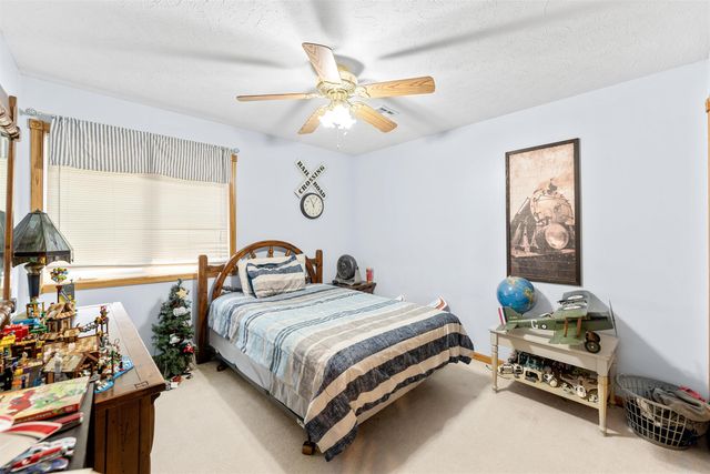 1702 Eaglecrest Rd, Salina, KS 67401