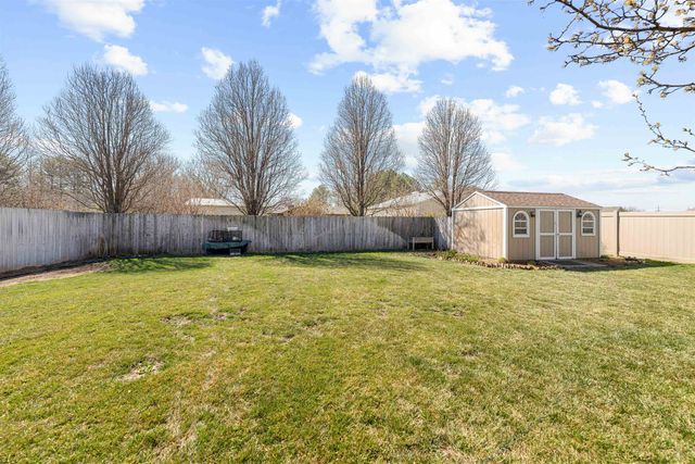 1702 Eaglecrest Rd, Salina, KS 67401