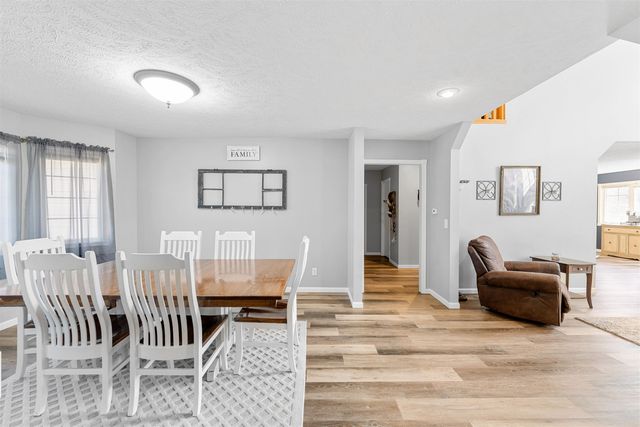 1702 Eaglecrest Rd, Salina, KS 67401