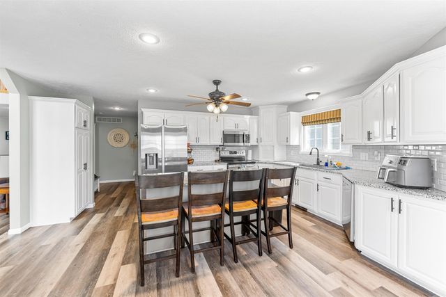 1702 Eaglecrest Rd, Salina, KS 67401