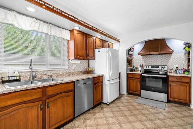 2206 Hammond Ave, Superior, WI 54880