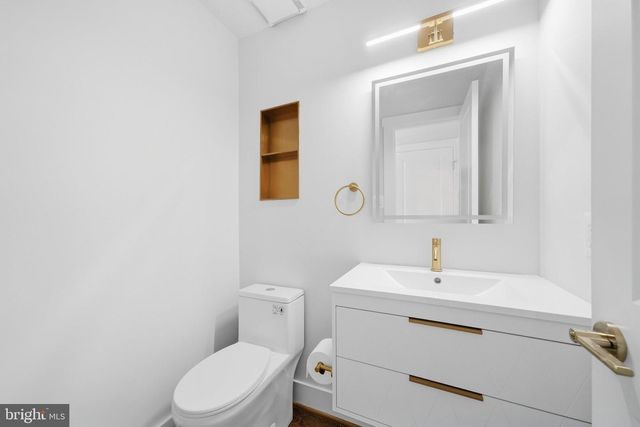 8017 LAKENHEATH, Potomac, MD 20854