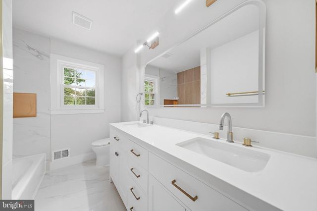 8017 LAKENHEATH, Potomac, MD 20854