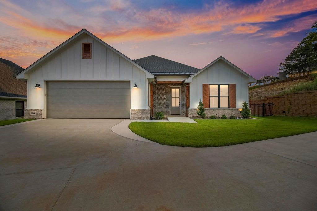 9244 Villas Ct, Tyler, TX 75703