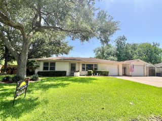 8009 Dellanera Drive, Hitchcock, TX 77563