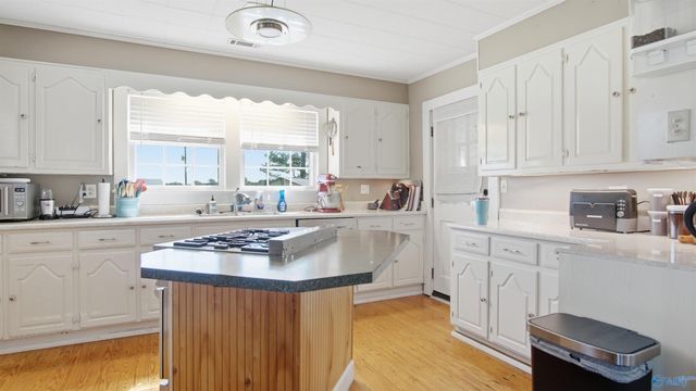 1800 Railroad Street SW, Hartselle, AL 35640