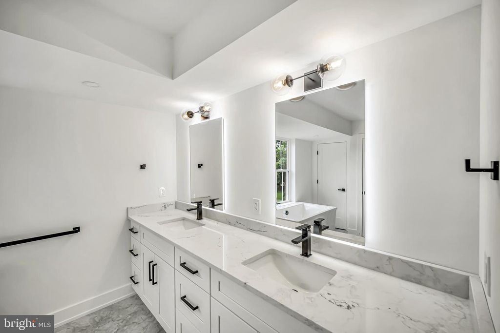 14 CHURCHVILLE LN, Southampton, PA 18966