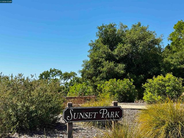 568 High Eagle Ct, Walnut Creek, CA 94595