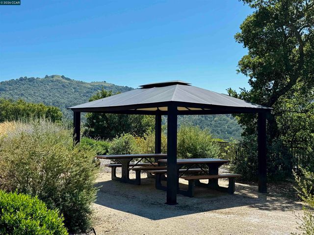 568 High Eagle Ct, Walnut Creek, CA 94595