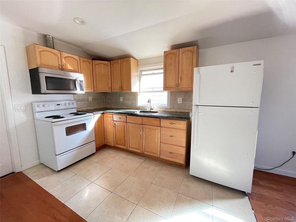 42-05 249th Street, Little Neck, NY 11363 — photo 4