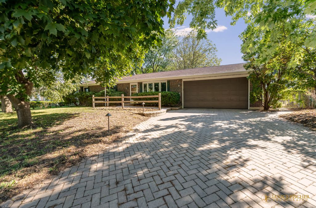 1410 N Fairview Lane, Mchenry, IL 60051