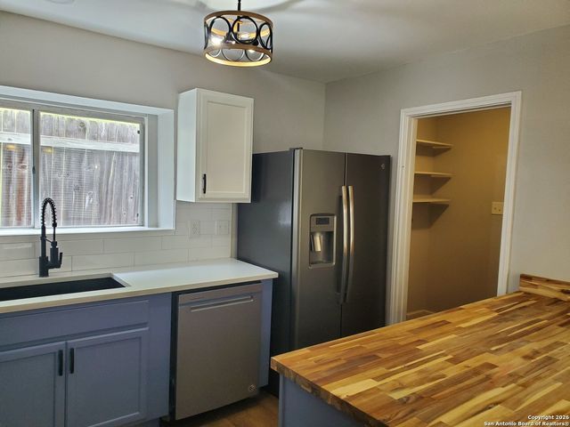 7729 Ridge Mist Dr, San Antonio, TX 78239