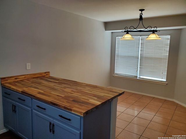 7729 Ridge Mist Dr, San Antonio, TX 78239