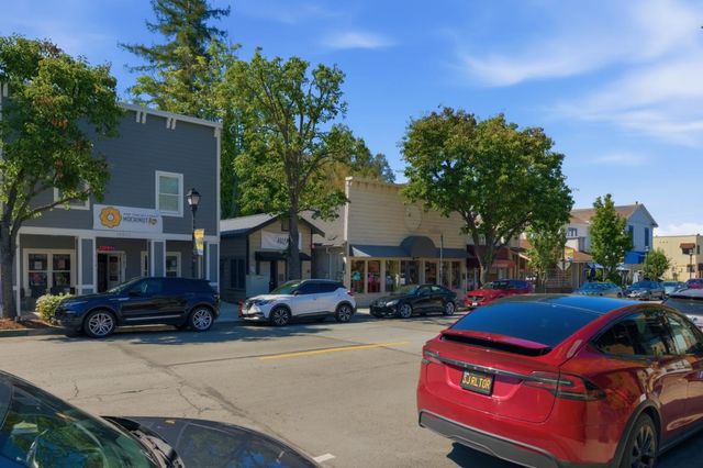 20700 4th Street 3, Saratoga, CA 95070