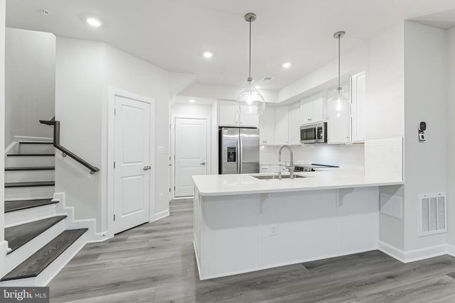 21815 EXPRESS TER, Ashburn, VA 20147