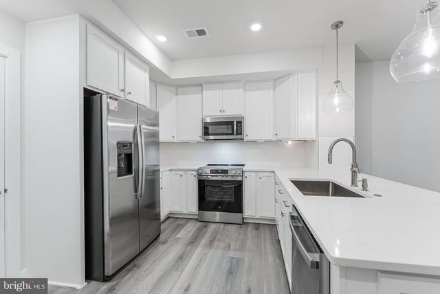 21815 EXPRESS TER, Ashburn, VA 20147