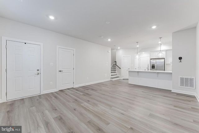 21815 EXPRESS TER, Ashburn, VA 20147