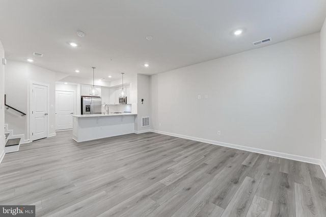 21815 EXPRESS TER, Ashburn, VA 20147