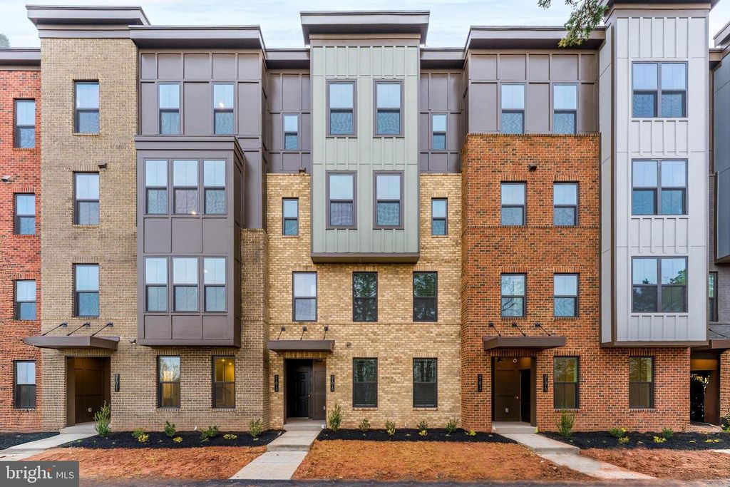 21815 EXPRESS TER, Ashburn, VA 20147