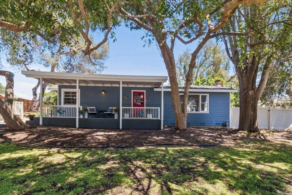 Image 1 of property listing at 916 Sunset Dr, Vista, CA 92081
