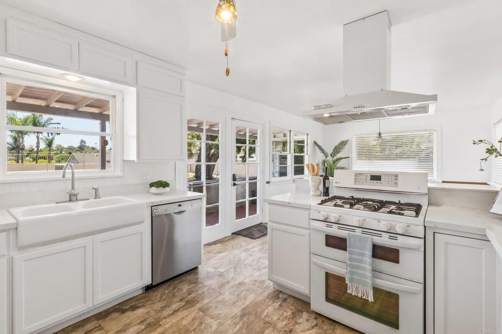 Image 10 of property listing at 916 Sunset Dr, Vista, CA 92081