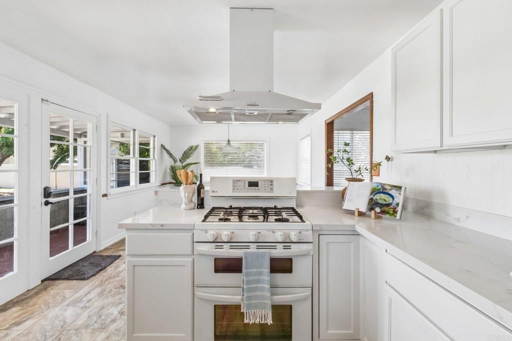 Image 11 of property listing at 916 Sunset Dr, Vista, CA 92081