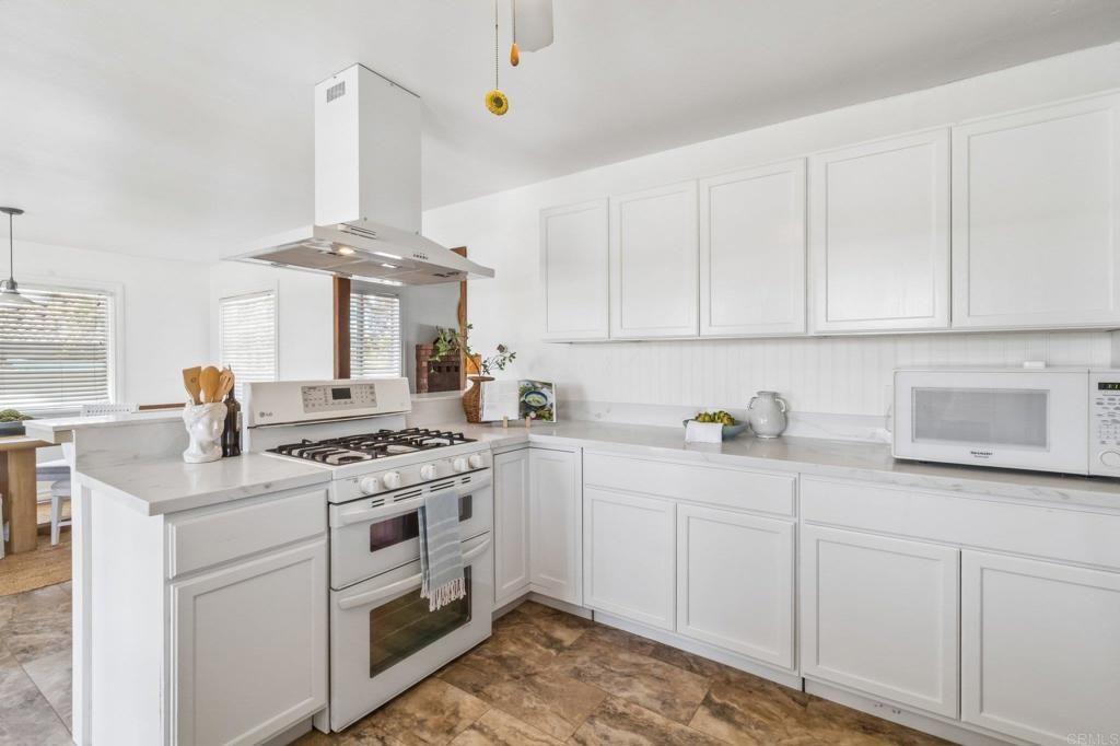 Image 12 of property listing at 916 Sunset Dr, Vista, CA 92081