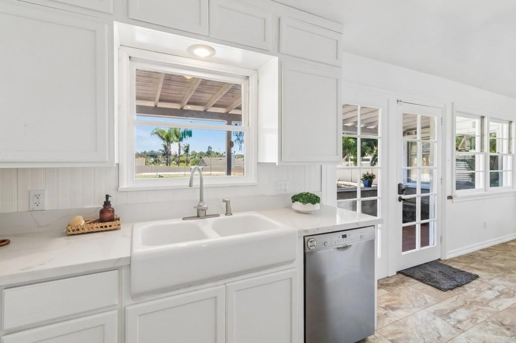 Image 13 of property listing at 916 Sunset Dr, Vista, CA 92081