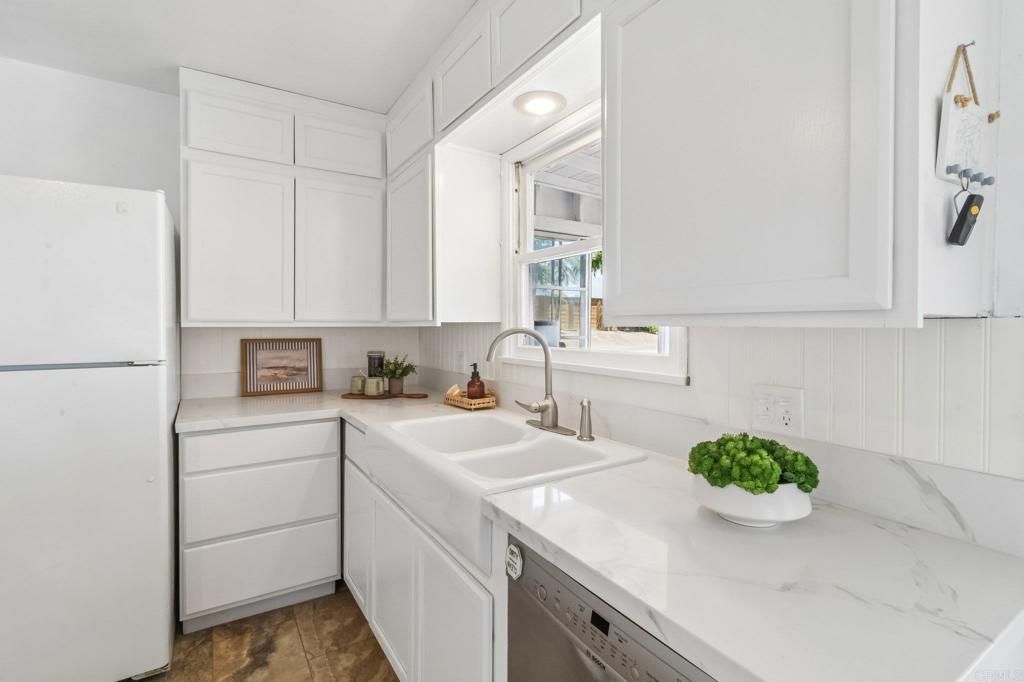 Image 14 of property listing at 916 Sunset Dr, Vista, CA 92081