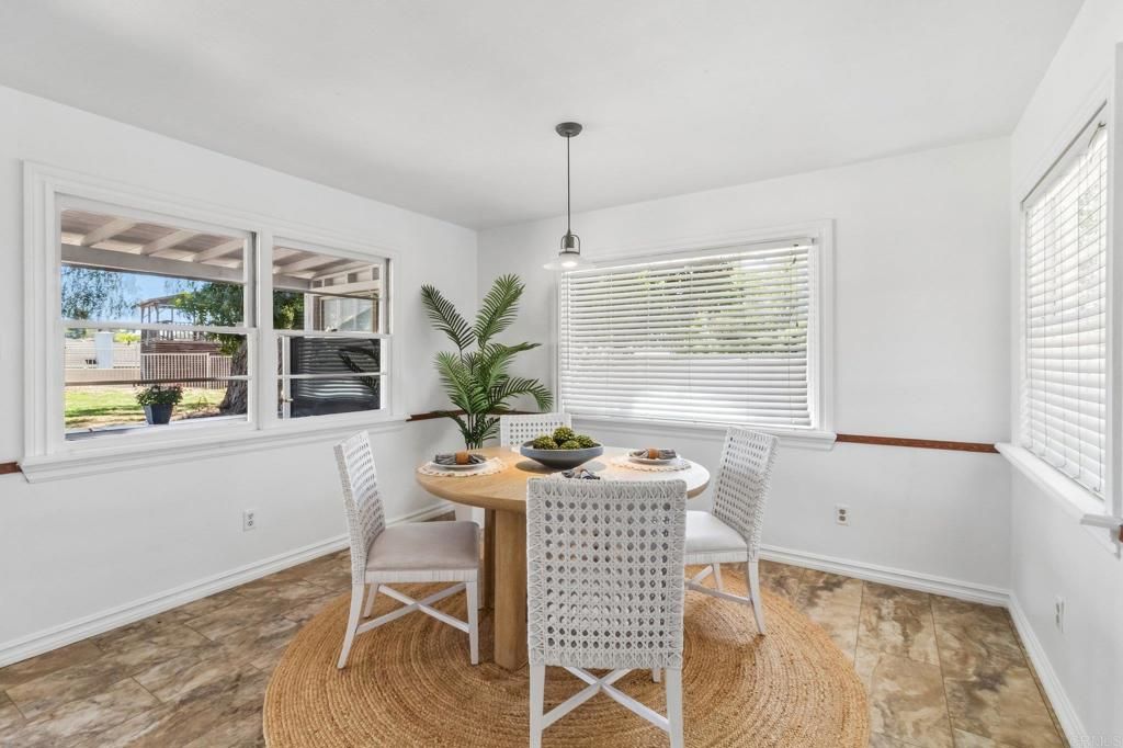 Image 19 of property listing at 916 Sunset Dr, Vista, CA 92081