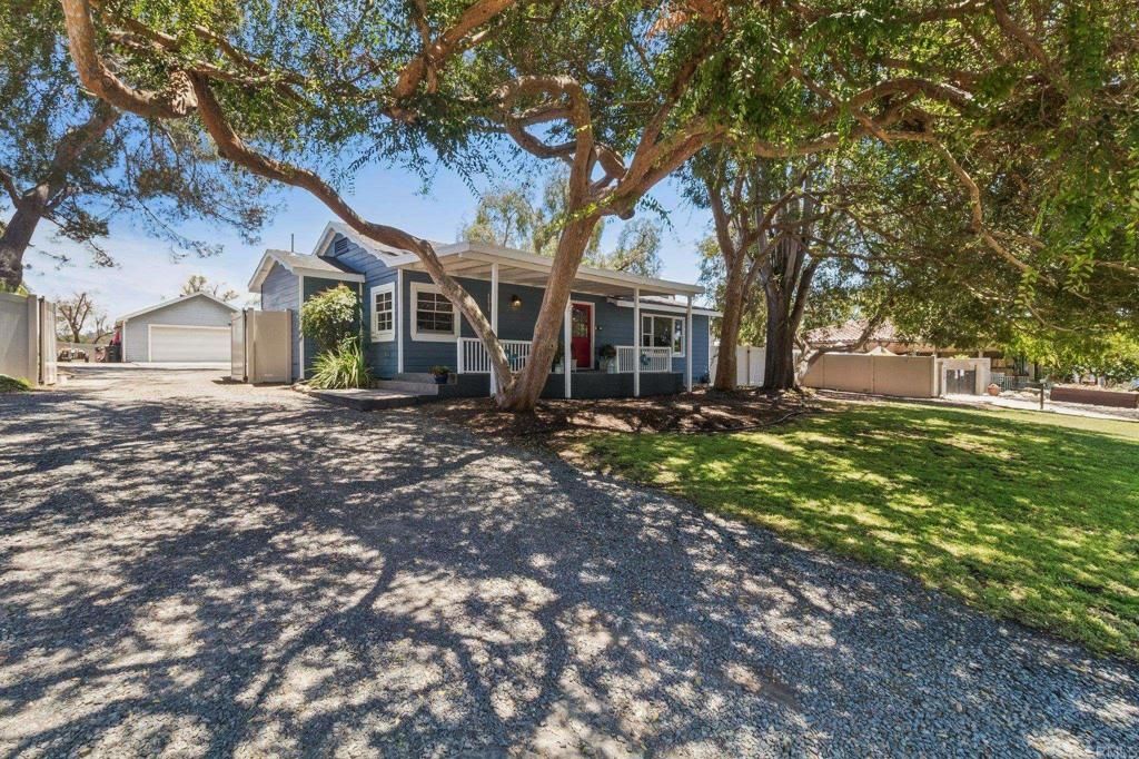 Image 2 of property listing at 916 Sunset Dr, Vista, CA 92081