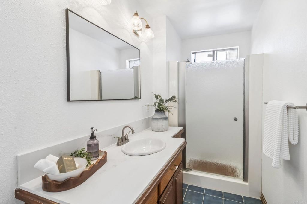 Image 23 of property listing at 916 Sunset Dr, Vista, CA 92081
