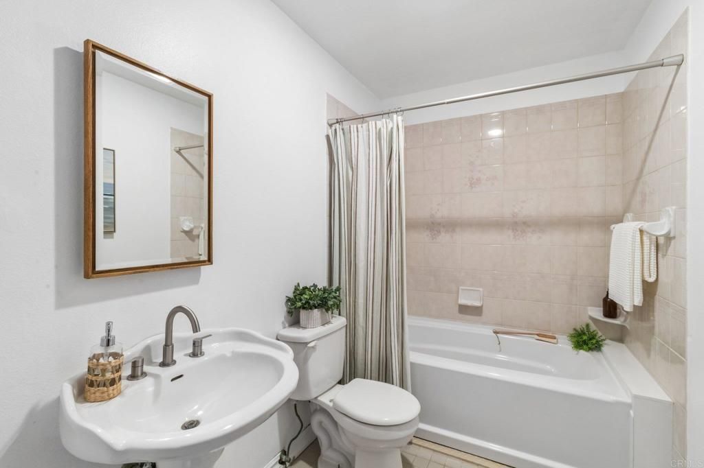 Image 24 of property listing at 916 Sunset Dr, Vista, CA 92081