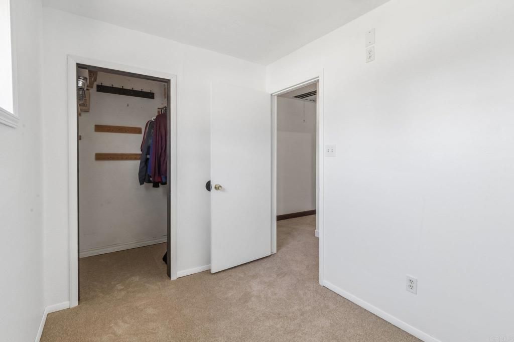 Image 30 of property listing at 916 Sunset Dr, Vista, CA 92081