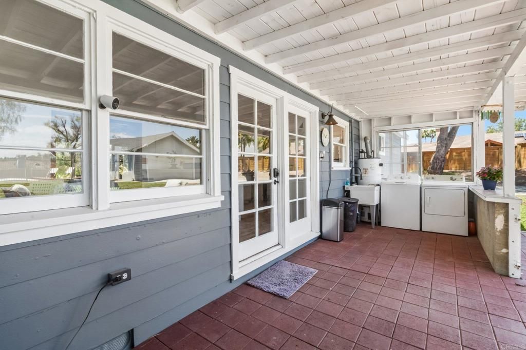Image 31 of property listing at 916 Sunset Dr, Vista, CA 92081