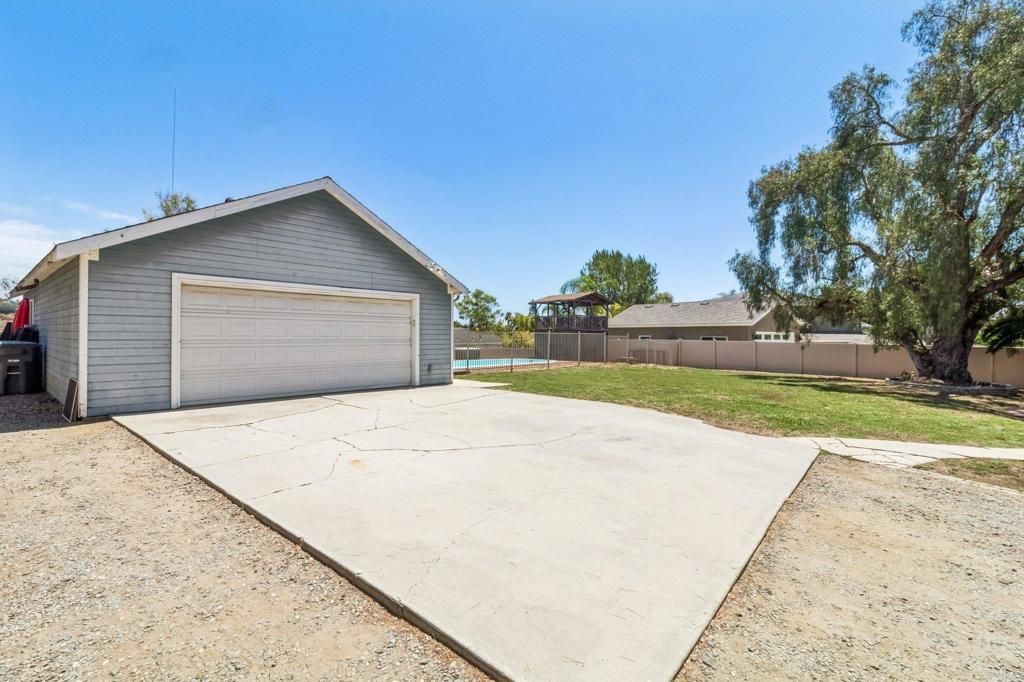 Image 37 of property listing at 916 Sunset Dr, Vista, CA 92081