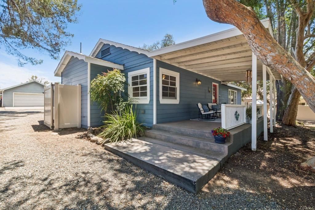 Image 4 of property listing at 916 Sunset Dr, Vista, CA 92081