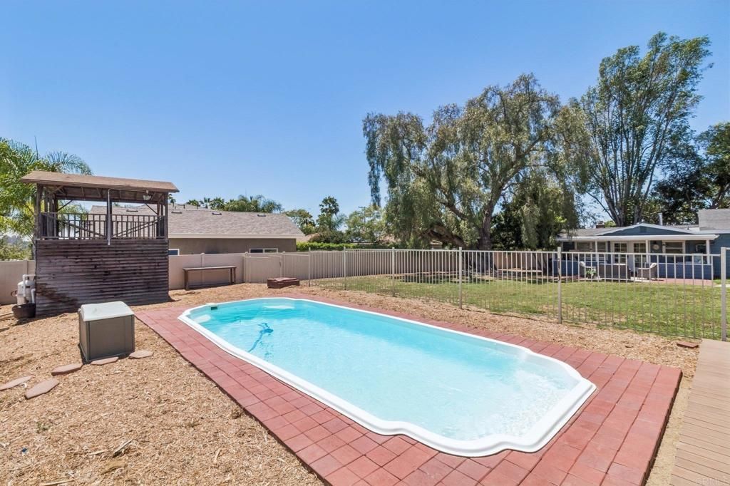 Image 40 of property listing at 916 Sunset Dr, Vista, CA 92081