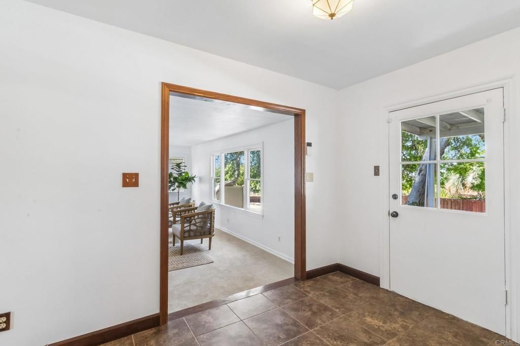 Image 5 of property listing at 916 Sunset Dr, Vista, CA 92081