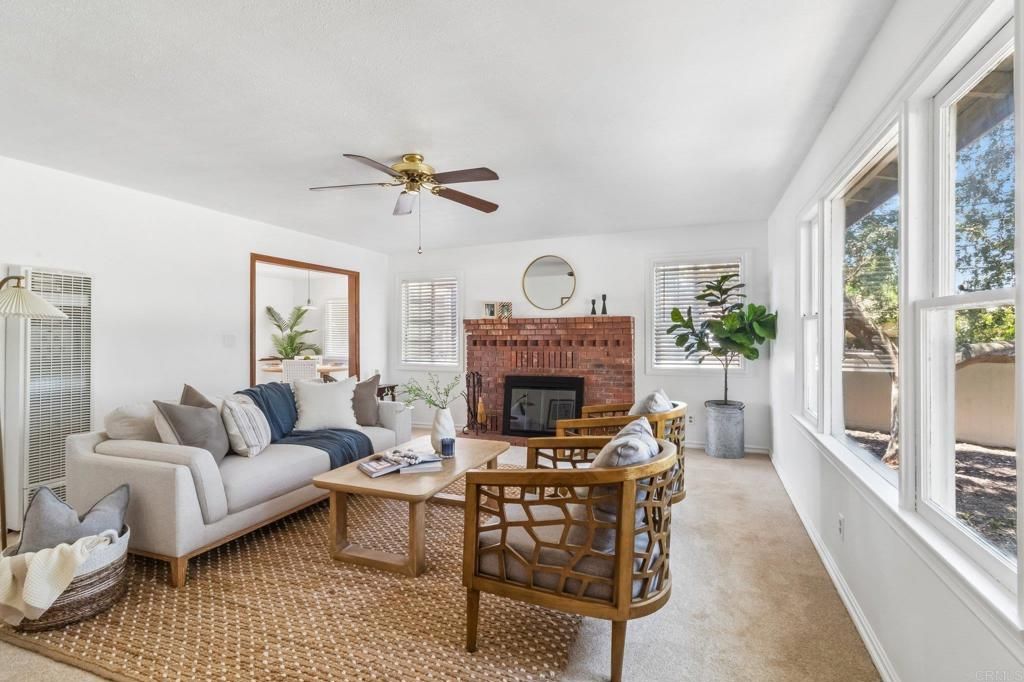 Image 6 of property listing at 916 Sunset Dr, Vista, CA 92081