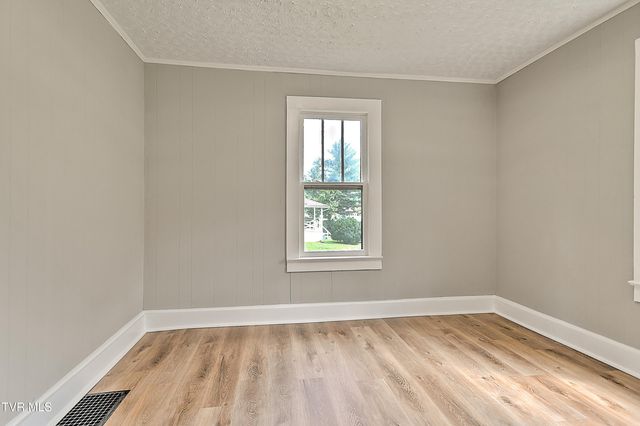 916 Pine Grove Avenue, Johnson City, TN 37601