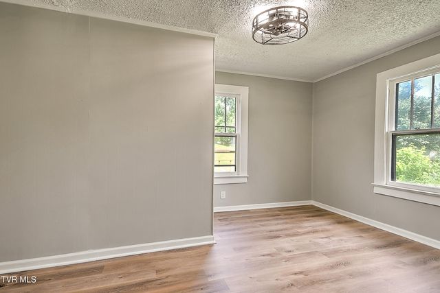 916 Pine Grove Avenue, Johnson City, TN 37601