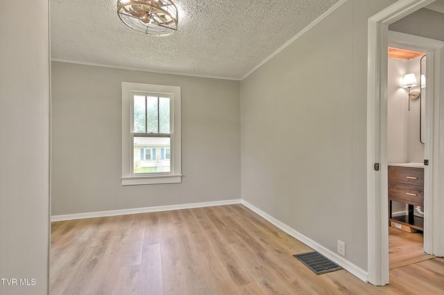 916 Pine Grove Avenue, Johnson City, TN 37601