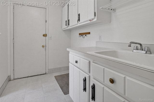 2795 Homewood Drive, Troy, MI 48098